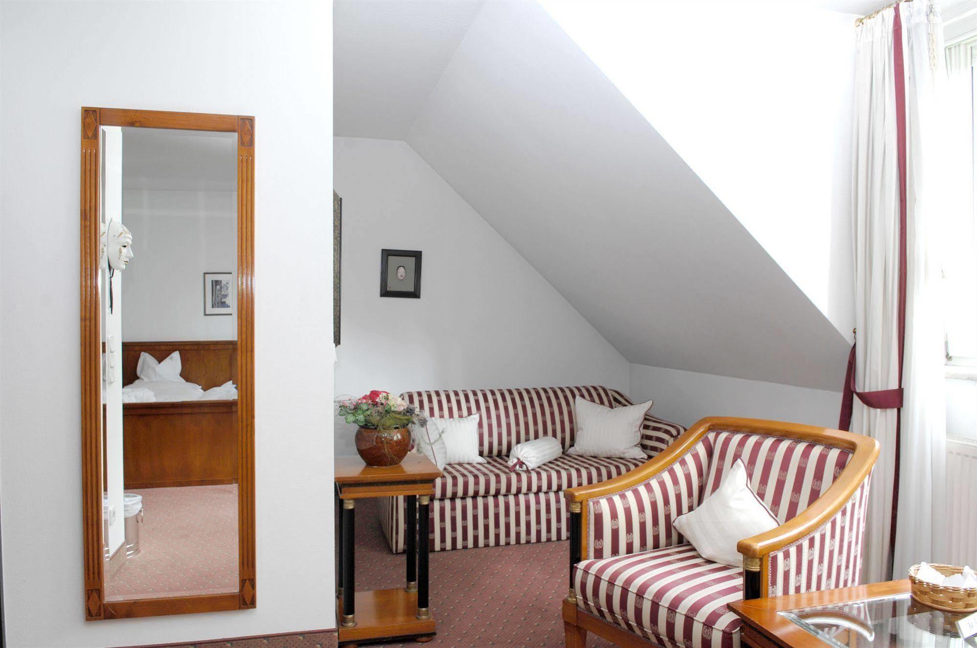 Hotel Gasthof Der Krug Stegaurach Exteriör bild