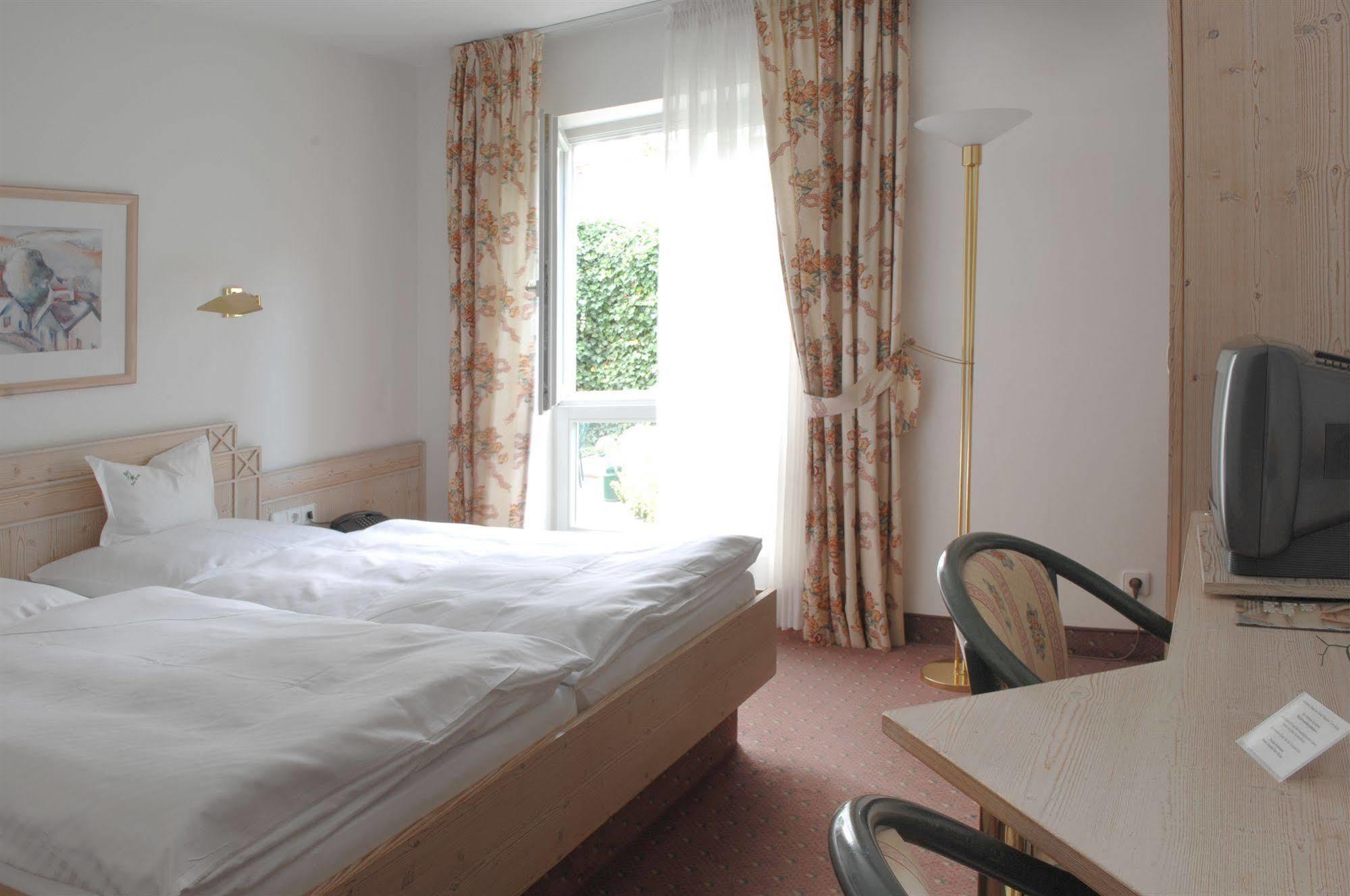 Hotel Gasthof Der Krug Stegaurach Exteriör bild