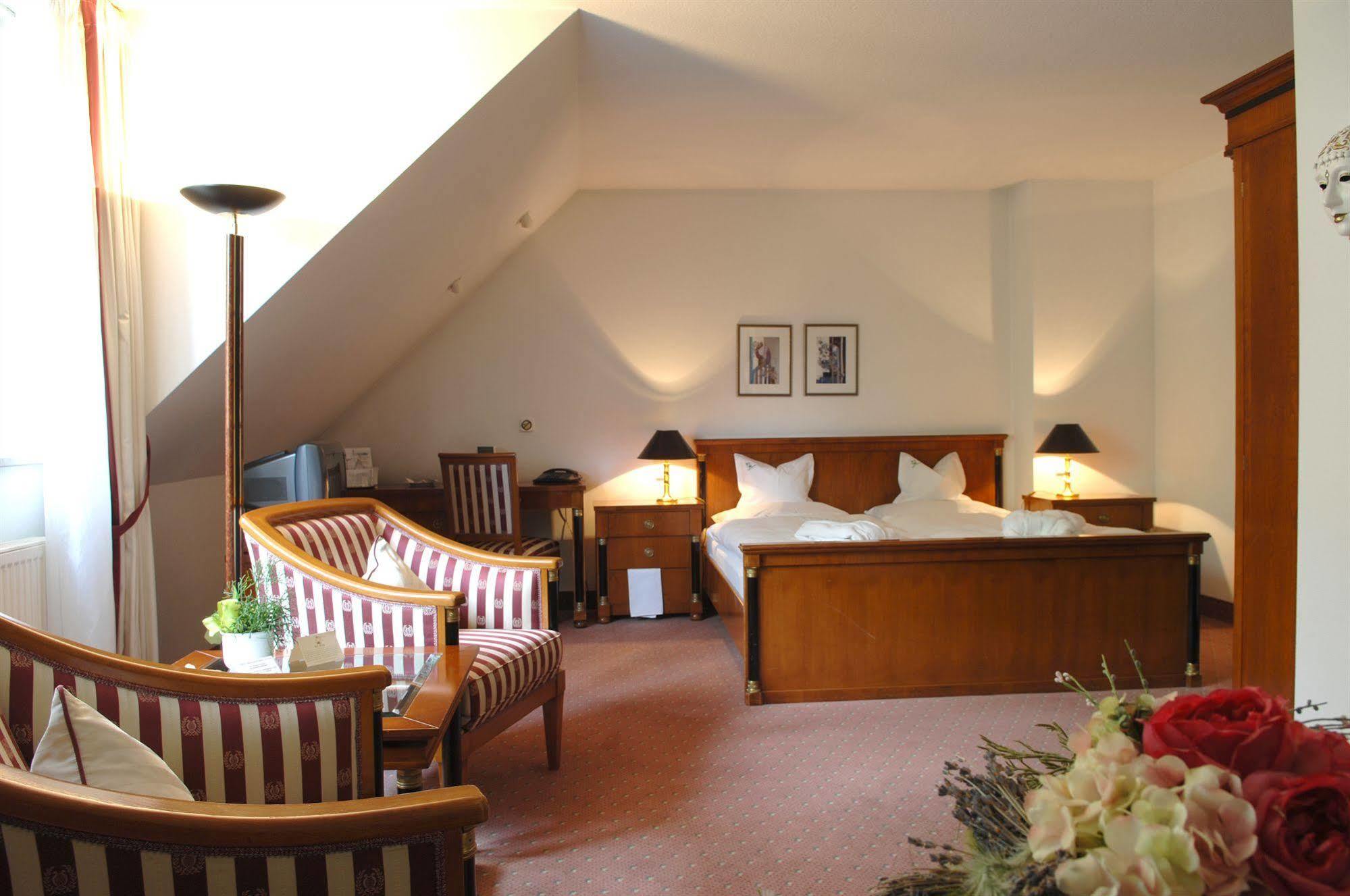 Hotel Gasthof Der Krug Stegaurach Exteriör bild