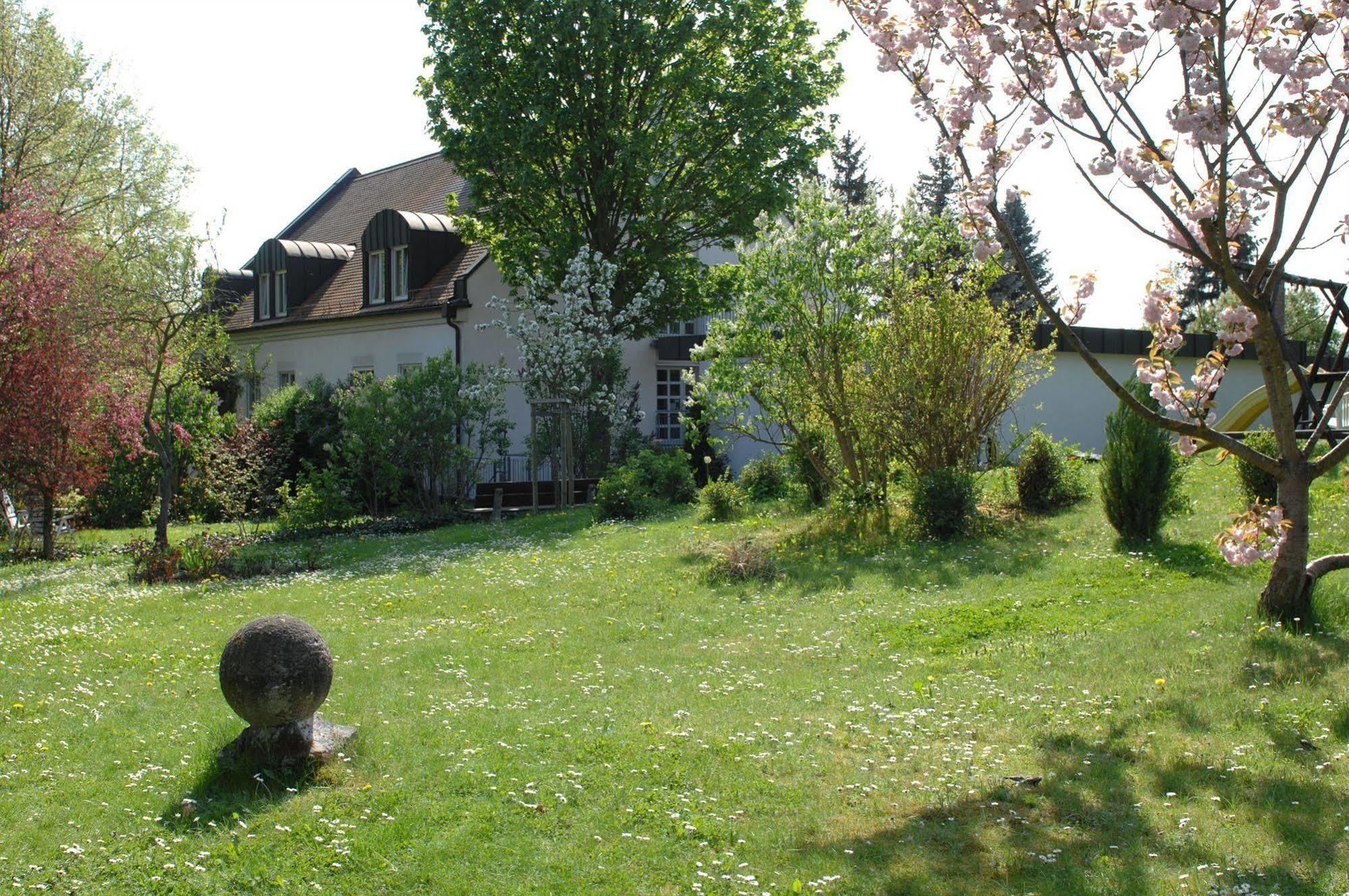 Hotel Gasthof Der Krug Stegaurach Exteriör bild